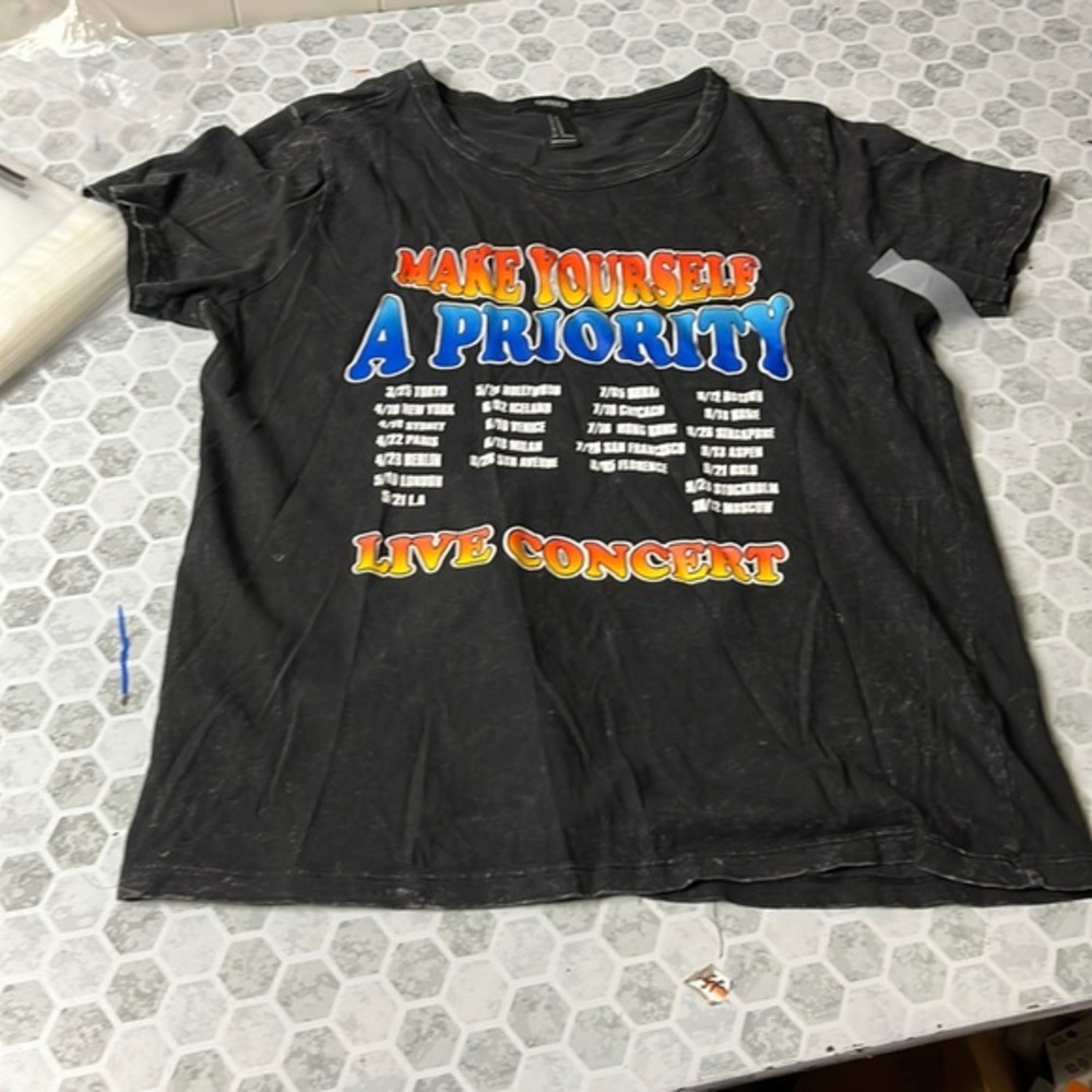 Forever 21 Medium Make Yourself a Priority Live Concert Short Sleeve T Shirt